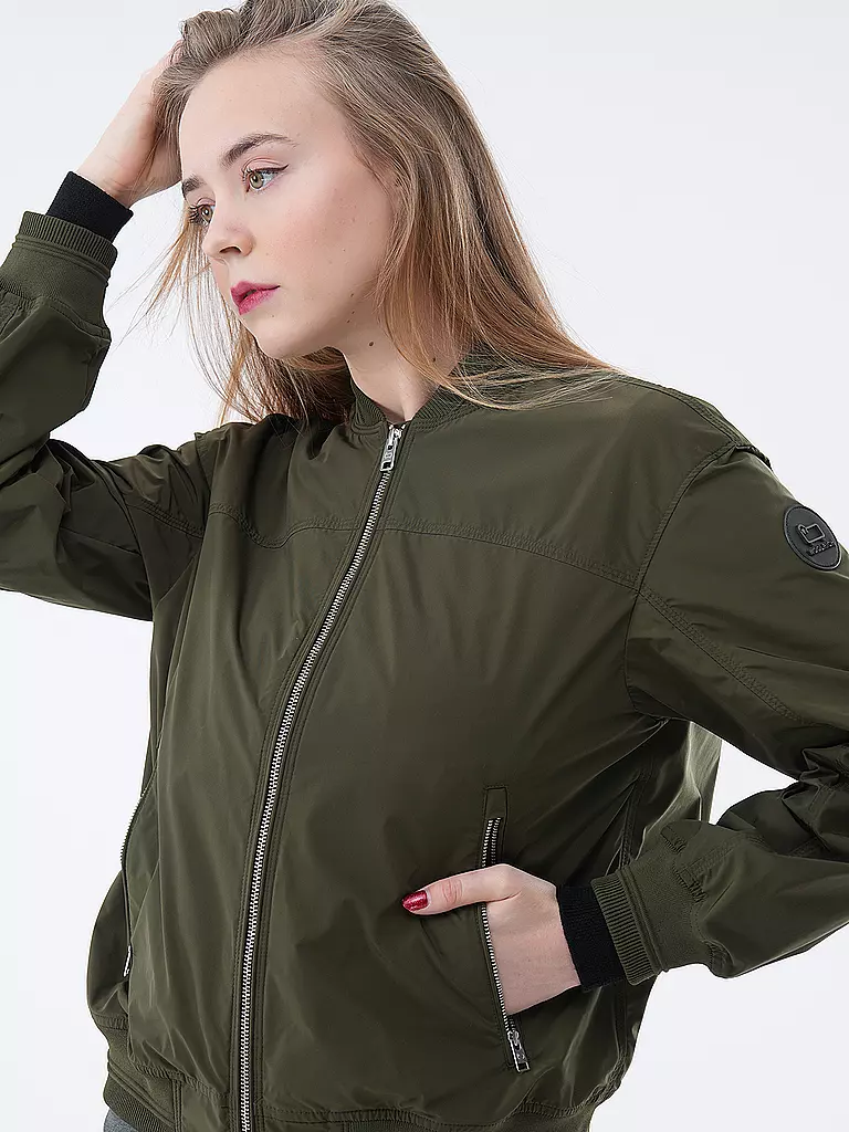 WOOLRICH | Blouson
Marque : WOOLRICH
Couleur : olive
Catégories : Mode,Femme

Longueur des manches : Manches longues
Matière : Polyester / Polyamide
Forme du col : Col montant
Motif : Uni
Coupe (vêtements d'extérieur) : Ample
Style : Pure,Tendance
Détails : Poc | 